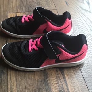 👟 Girls Nike Shoes size 2